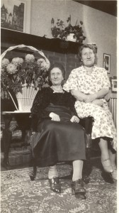 Tressa and Eidlh Cullen, 5 November 1937, Chicago, Illinois