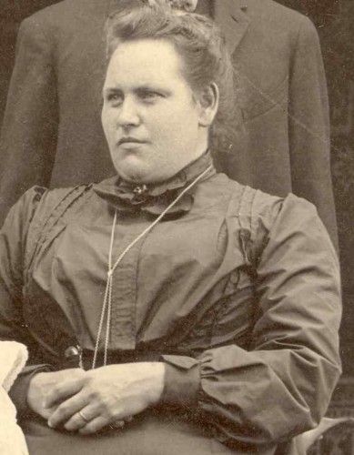 Ella V. DANIEL ROBERTS, circa 1904. Cropped from a family portrait.